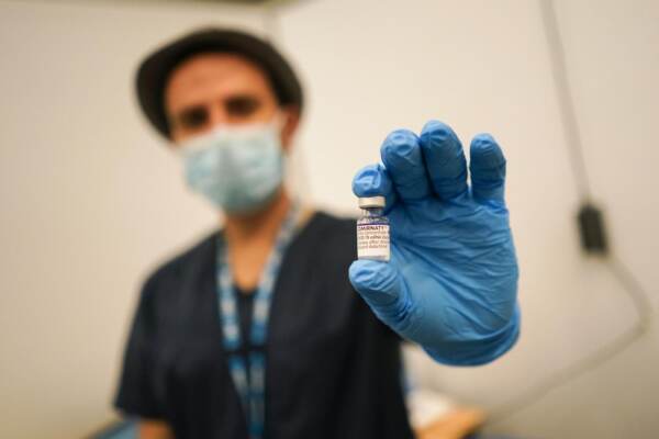 Coronavirus, immagini dal mondo in emergenza sanitaria: paura per variante Omicron