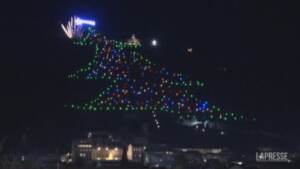 Gubbio, acceso l’albero di Natale più grande del mondo