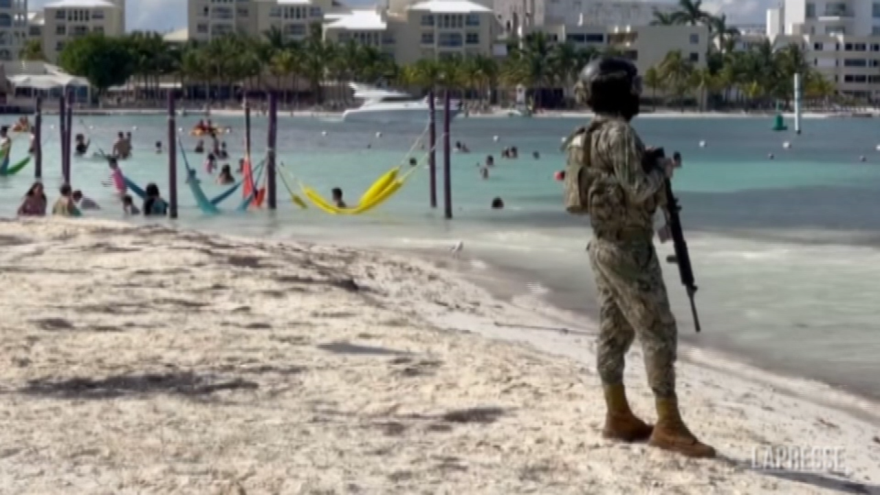 Messico, spari davanti a una spiaggia di Cancún turisti in fuga LaPresse