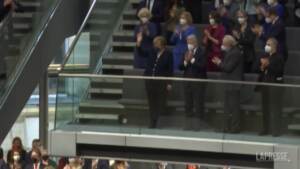 Germania, standing ovation in Parlamento per Angela Merkel