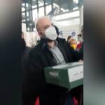 Fiera ‘Più libri, più liberi’: Roberto Saviano riceve un regalo dalla Polizia