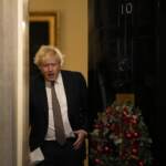 Gran Bretagna, video su festa di Natale dello staff: Johnson si scusa ma nega