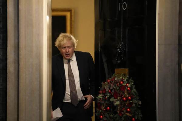 Gran Bretagna, video su festa di Natale dello staff: Johnson si scusa ma nega