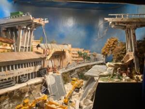 Firenze, in mostra un presepe con il crollo del Ponte Morandi. Sdegno dei parenti delle vittime: “Una vergogna”