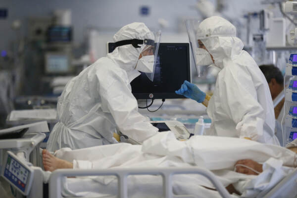 Roma, le terapie intensive degli ospedali romani ancora piene prima delle vacanze di Pasqua