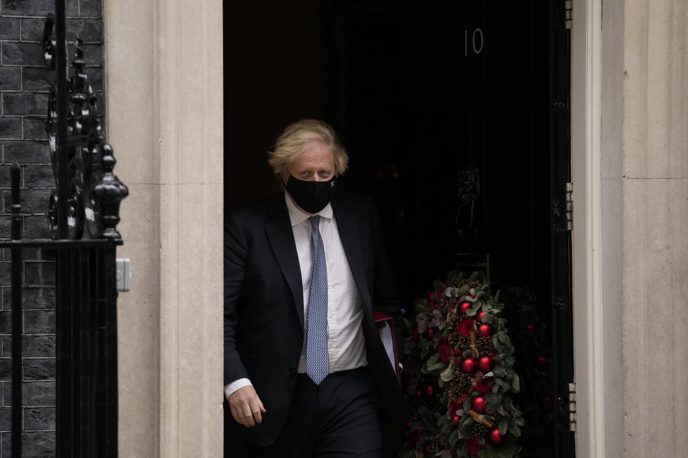 Regno Unito: Johnson di nuovo papà, ma travolto dallo scandalo delle feste di Natale
