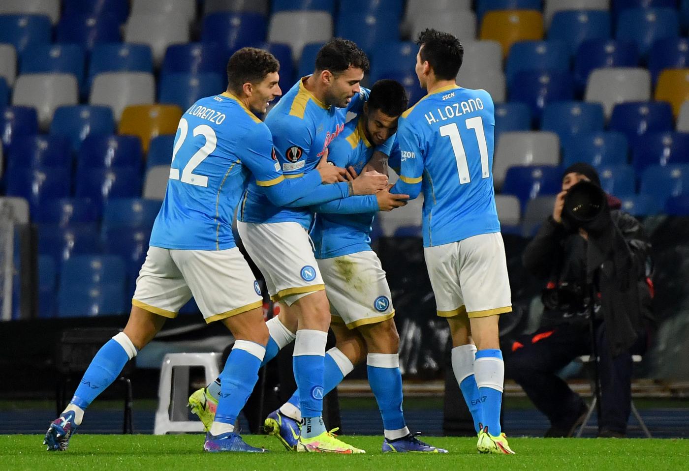 Europa League, super Elmas trascina il Napoli ai playoff
