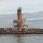 Scozia, demolizione show di una ciminiera nella contea di Fife