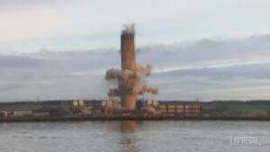 Scozia, demolizione show di una ciminiera nella contea di Fife