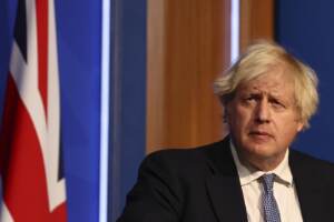 Gran Bretagna, Johnson annuncia piano B contro il Covid: green pass e smart working