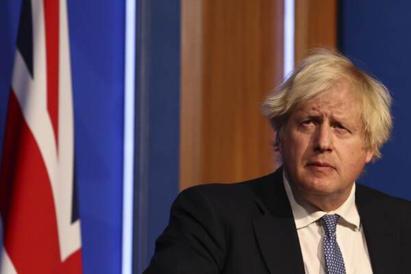Gran Bretagna, Johnson annuncia piano B contro il Covid: green pass e smart working