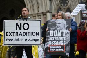 I sostenitori di Julian Assange protestano a Londra