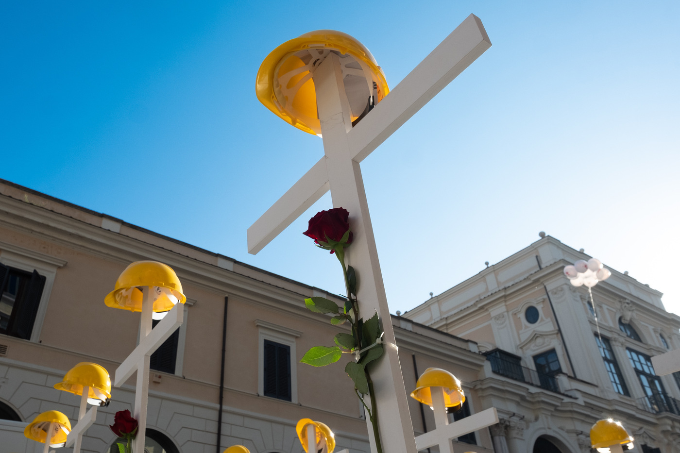 Incidenti lavoro: colpito da lastra in cemento, muore operaio nel Pavese