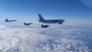 Tensione sopra il Mar Nero: caccia russi scortano aerei militari statunitensi e francesi