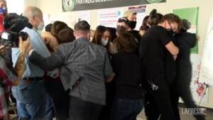 Usa: lavoratori di Starbucks si sindacalizzano, la gioia in un locale di Buffalo