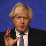 Covid, Boris Johnson: “Booster a tutti over 18 entro fine anno”. E in Gran Bretagna c’è primo morto di Omicron
