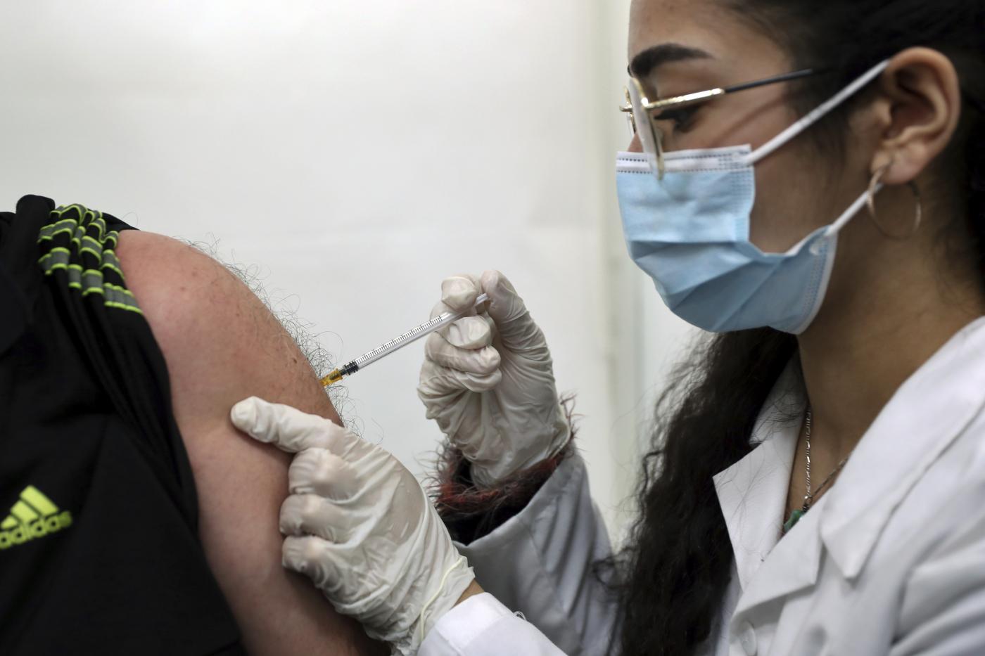 Covid, l’Inghilterra apre alla terza dose per gli over 30
