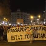 Covid, a Barcellona proteste contro vaccini e green pass