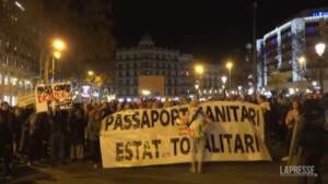 Covid, a Barcellona proteste contro vaccini e green pass