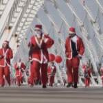 Ad Atene la corsa benefica dei Babbi Natale