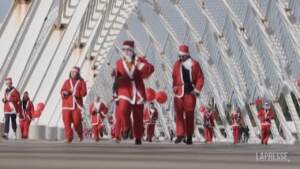 Ad Atene la corsa benefica dei Babbi Natale