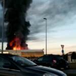 Beinasco, a fuoco un edificio industriale: l’alta colonna di fumo nero
