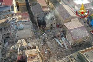 Agrigento, crolli dopo esplosione a Ravanusa: 3 morti e 6 dispersi. Mattarella chiama il sindaco
