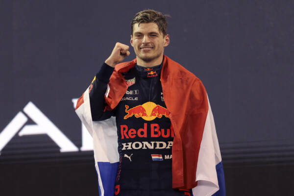 F1, Verstappen è campione mondiale: beffato Hamilton all’ultimo giro