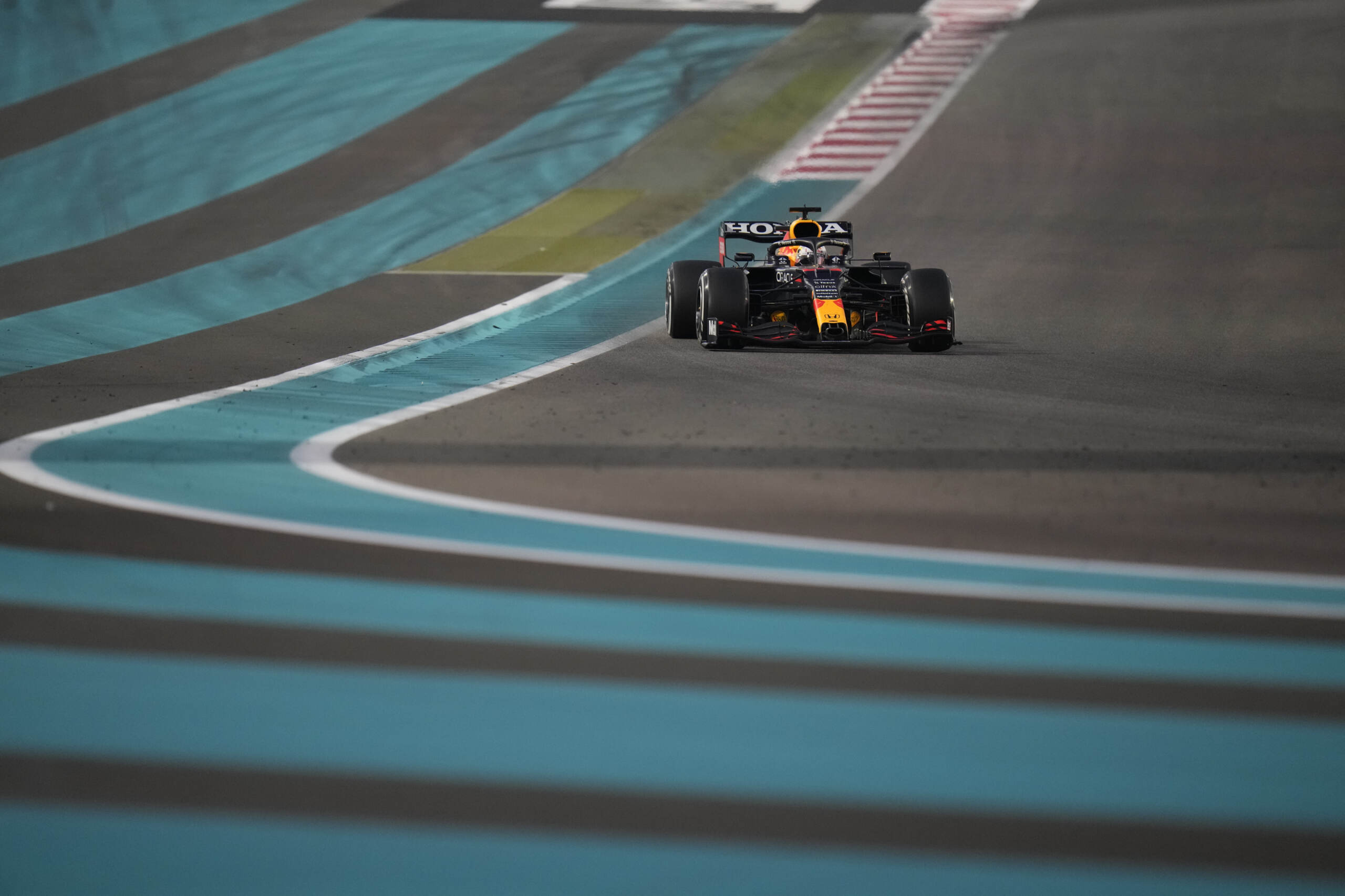 Verstappen domina anche a Miami, podio Ferrari con Leclerc e Sainz