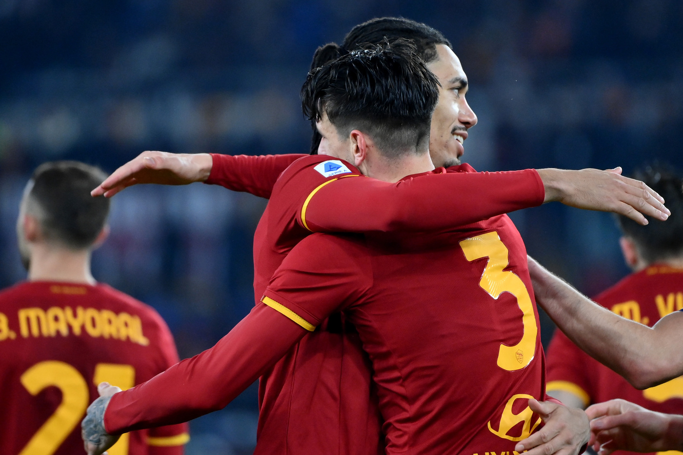 Calcio: la Roma vince e aggancia la Juve