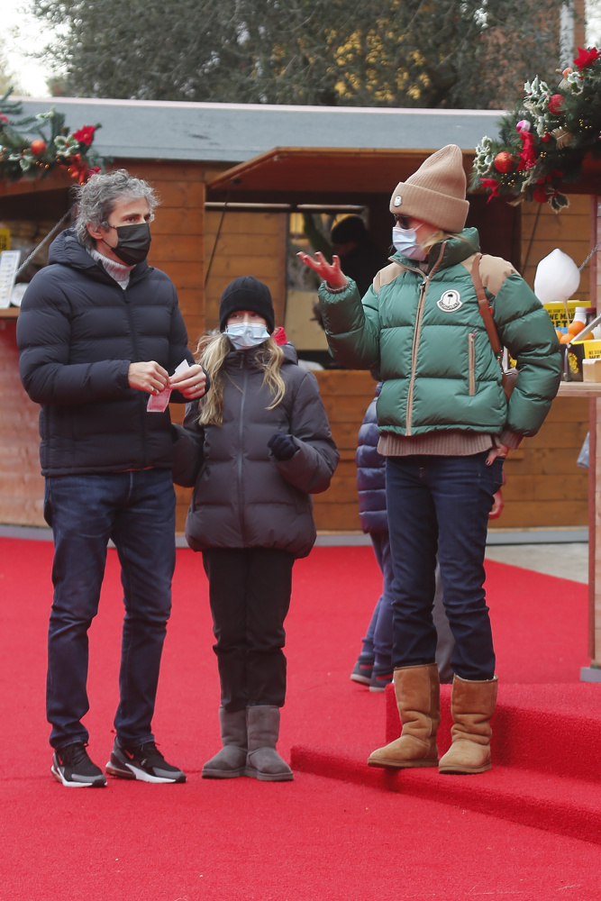 Alessia Marcuzzi con la famiglia alla pista di pattinaggio del Christmas World a Roma