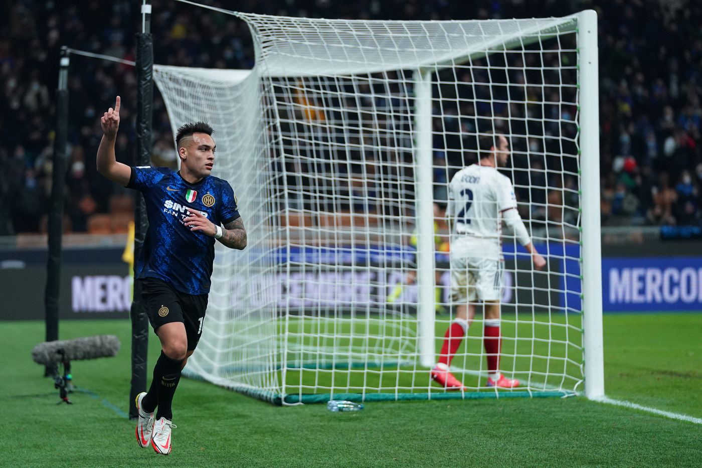 Serie A, poker al Cagliari: l’Inter vola in testa