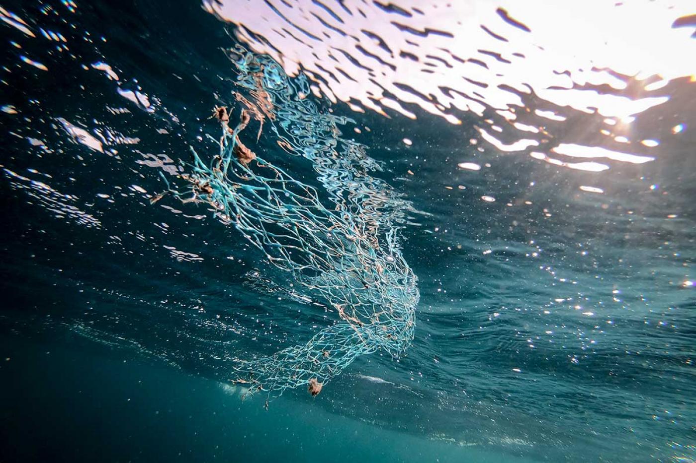 Rifiuti: i velisti acchiappa-plastica, tante microfibre in mare in Europa