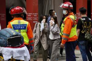 Hong Kong, incendio al World Trade Center: persone intrappolate sul tetto