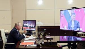 Mosca, Vladimir Putin in videoconferenza con il presidente cinese Xi Jinping