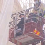 Incendio Hong Kong: evacuati in centinaia, i salvataggi dal tetto del grattacielo