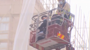 Incendio Hong Kong: evacuati in centinaia, i salvataggi dal tetto del grattacielo