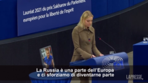 Ue, la figlia di Navalny ritira premio Sacharov: “No all’Europa dei ministri sugli yacht degli oligarchi”