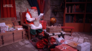 Babbo Natale si prepara a distribuire i doni: gli elfi al lavoro nel villaggio in Lapponia