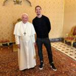Ibrahimovic da Papa Francesco in Vaticano: La foto e la scritta ‘Peace and Love’