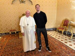 Ibrahimovic da Papa Francesco in Vaticano: La foto e la scritta ‘Peace and Love’