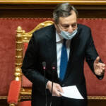 Covid, la stretta dell’Italia sui  viaggi agita l’Ue. Draghi tira dritto: “Difendere la normalità con unghie e denti”