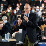 Quirinale, Letta chiude al Cav: “No a leader politici al Colle”. Oggi Mattarella dal Papa