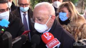 Baby vaccini, De Luca contro Salvini: “E’ ancora allo stadio evolutivo dei Neanderthal”