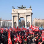 Milano, in migliaia all’Arco della pace per lo sciopero