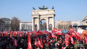 Milano, in migliaia all’Arco della pace per lo sciopero