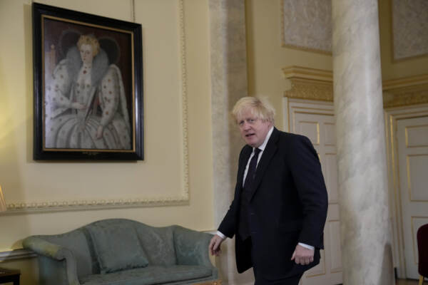 Gran Bretagna, media: “Johnson partecipò a un party durante il lockdown”