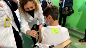 Vaccini 5 -11 anni, a Napoli una scuola di periferia diventa hub