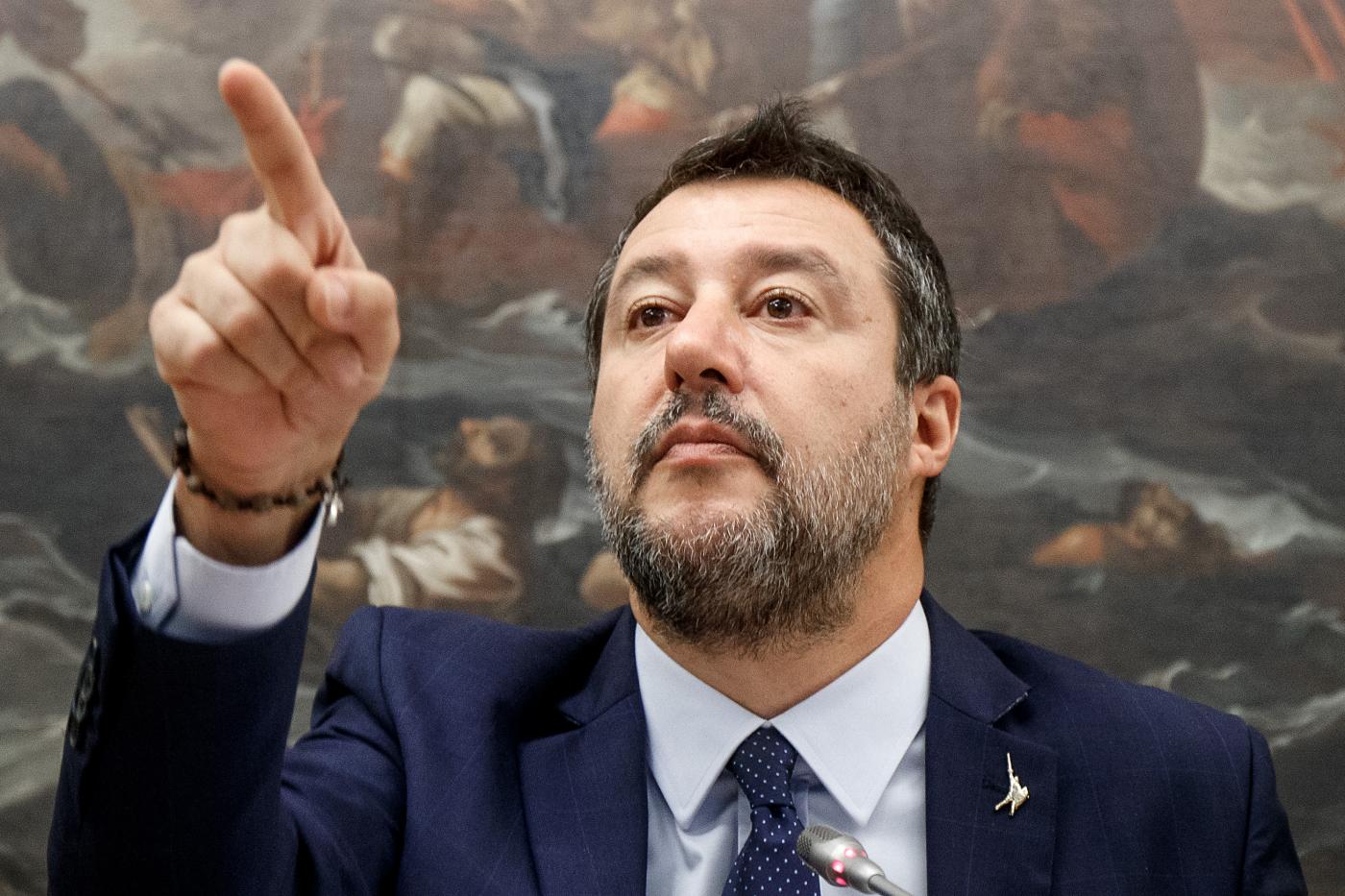 Quirinale, pressing di Salvini su Draghi a Chigi: “Io mi sforzo a stare col Pd e lui va via?” Quirinale, pressing di Salvini su Draghi a Chigi: “Io mi sforzo a stare col Pd e lui va via?”