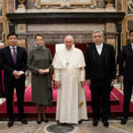 Papa: nel giorno del compleanno appello per vaccini e abbraccio a rifugiati